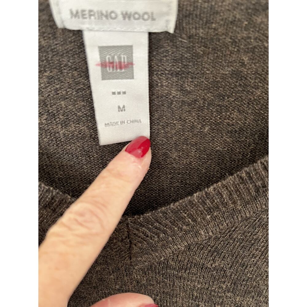 Gap Men Med. Merino Wool Brown V Neck Sweater Jumper, Classic core, Preppy - Picture 2 of 10